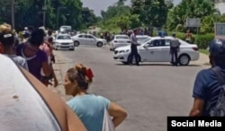 Operativo policial tras enfrentamiento entre agentes del orden y la población en una cola en Managua, Arroyo Naranjo. (Tomado de LasGuasimas.Managua.Cuba/Facebook)