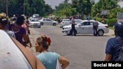Operativo policial tras enfrentamiento entre agentes del orden y la población en una cola en Managua, Arroyo Naranjo. (Tomado de LasGuasimas.Managua.Cuba/Facebook)