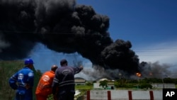 Bomberos luchan por contener las llamas en 2do día de incendio en base de supertanqueros de Matanzas