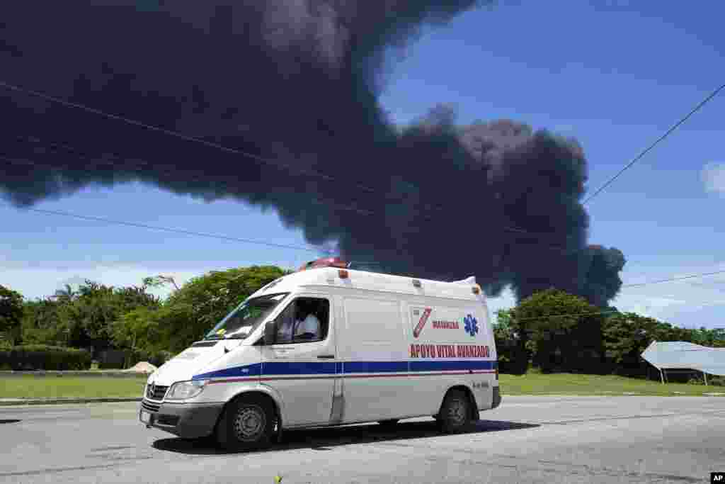 Una ambulancia traslada a lesionados en el incendio en la base de supertanqueros de Matanzas. (AP Photo/Ramon Espinosa)