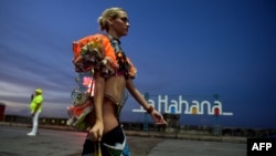 Una bailarina camina por una calle antes de participar en el Carnaval de La Habana, el 21 de agosto de 2018. (Yamil Lage/AFP/Archivo)