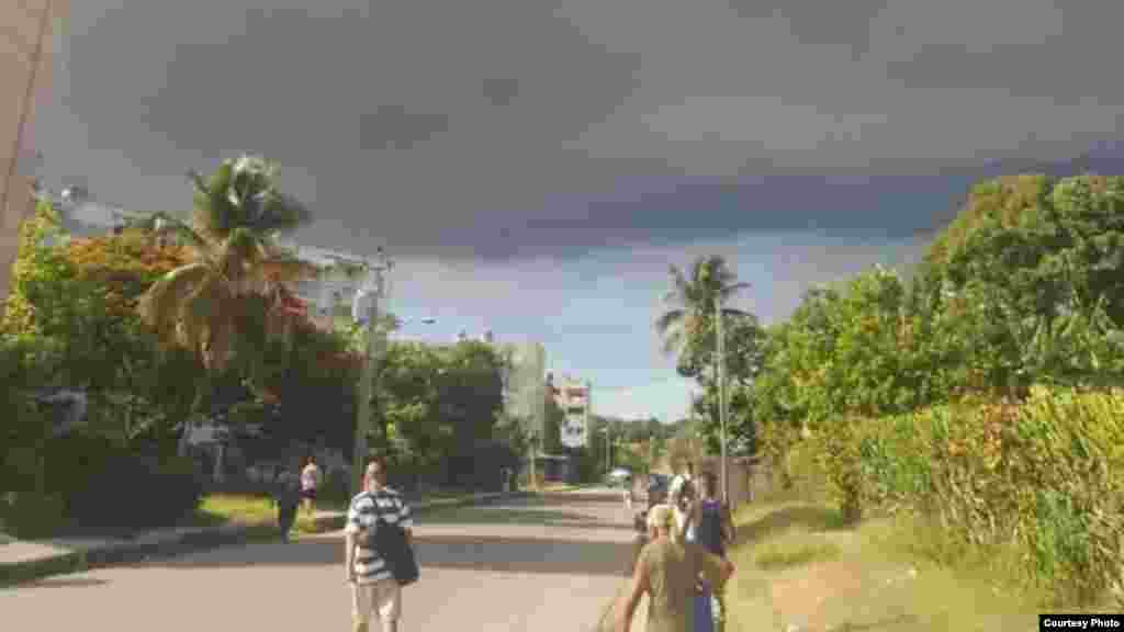 El humo negro del incendio en la base se supertanqueros, en Matanzas, alcanza la localidad de Peñas Altas, cercana a La Habana. (Foto: María Elena Mir Marrero)