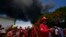 Miembros de la Cruz Roja de Cuba que laboraron en el incendio en la Base de Supertanqueros de Matanzas.  (AP/Ramon Espinosa)