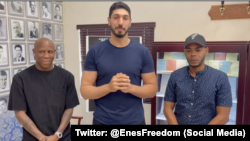 Enes Kanter Freedom, exjugador de basquetbol de la NBA y activista por los DDHH, el pugilista cubano Yordenis Ugás y el rapero cubano El Funky.