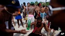 Jóvenes en la playa de Jibacoa, en La Habana. (AP/Javier Galeano/Archivo)