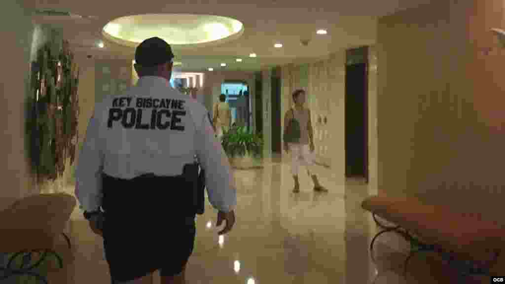 La policía local atiende a los balseros cubanos en la recepción de un edificio de apartamentos en Key Biscayne.