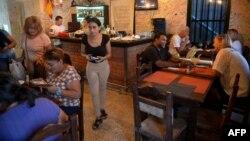 Foto de octubre del 2018 de comensales en el restaurante Los Draquesitos, en La Habana, propiedad del emigrado Mauricio García, quien regresó a la isla tras vivir 16 años en Cataluña, España.