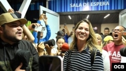 La figura de la oposición Claudia Macero llega al aeropuerto internacional Simón Bolívar, en Maiquetía.