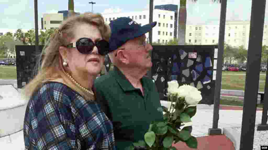 Graciela y Emilio Vázquez colocan flores blancas en el primer aniversario del Memorial Cubano.