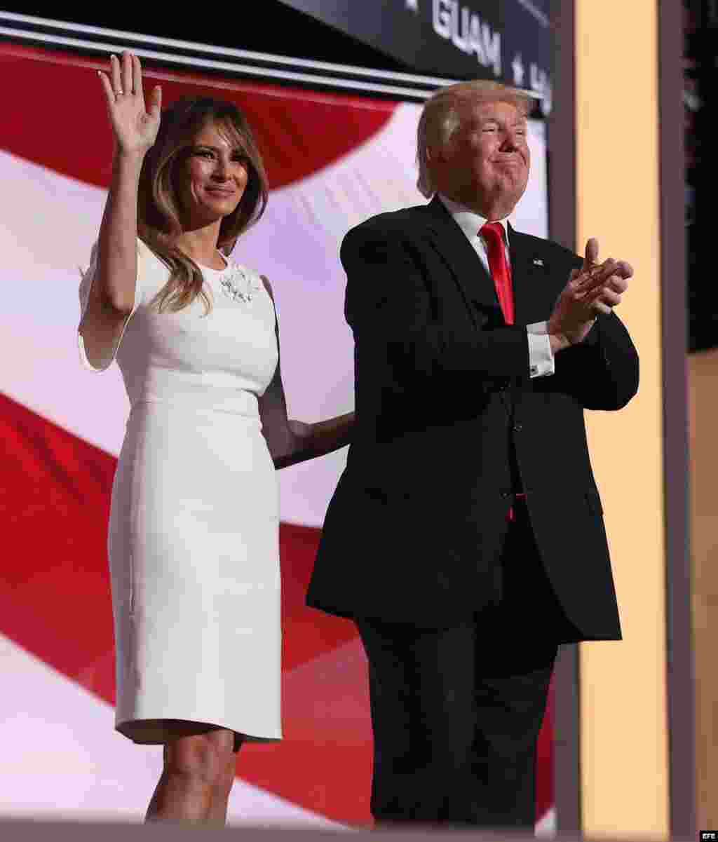 Trump y su esposa, Melania saludan tras el discurso de Trump, durante el día de cierre de la Convención Nacional Republicana 2016.