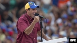 Henrique Capriles Radonsky (c), pronuncia un discurso ante sus seguidores durante una caravana electoral en Caracas, (Venezuela). 