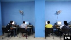 Varias personas acceden a Internet en una sala de navegación en La Habana. EFE