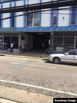 Cubanos esperan fuera de las oficinas de ACNUR en Trinidad y Tobago.