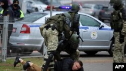 La policía detiene a un hombre en Minsk que protesta contra la dictadura (AFP).