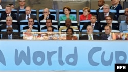 Dilma junto a numerosos políticos en el final de la Copa del Mundo de Brasil 