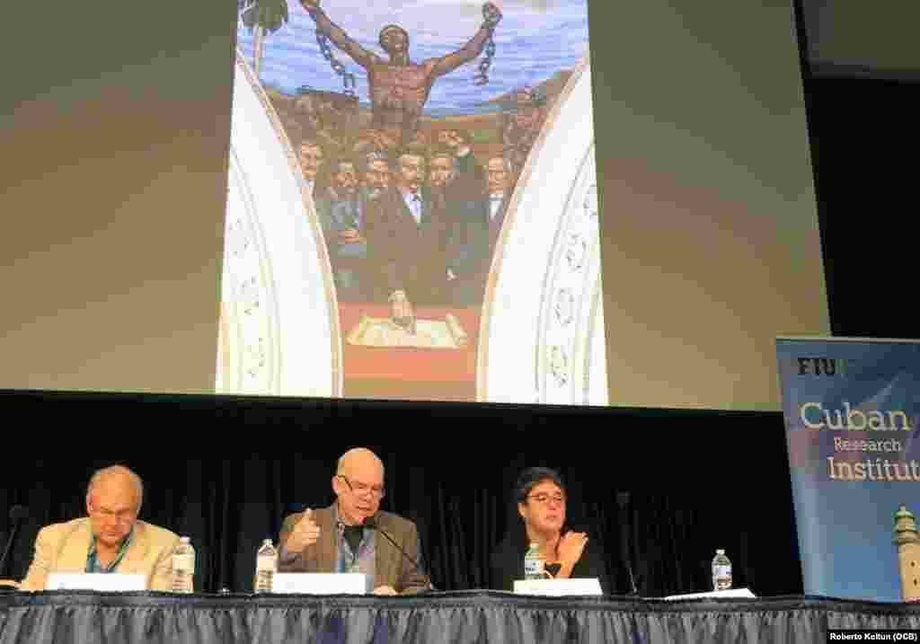 En la imagen, de izquierda a derecha, Alan West Durán (Northeastern University); César Salgado (Texas University), y Mabel Cuesta (Houston University)