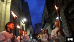 Niños participan en la procesión del Víacrucis en La Habana (Cuba). 