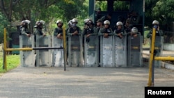 Miembros de la Guardia Nacional custodian la entrada a la cárcel de Los Llanos, en el estado de Portuguesa, Venezuela, el 2 de mayo del 2020.