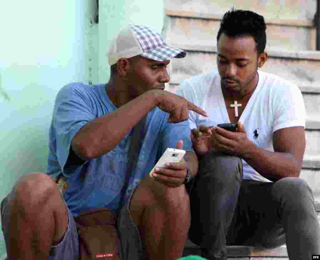 En los nuevos puntos de acceso Wi-Fi en Cuba se pueden ver usuarios conectados desde la madrugada y no pocos viajan decenas de kilómetros desde zonas rurales atraídos por esta nueva posibilidad.