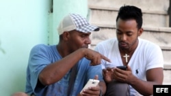 Los cubanos se conectan a internet por medio de WIFI