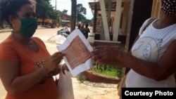 En diferentes partes de Cuba reciben documentos de la Coalición Compromiso Democrático. (Fotos de Leticia Ramos Herrería) 
