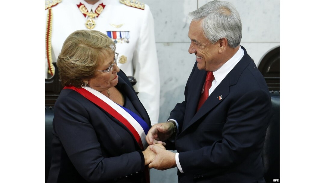 Bachelet es felicitada por su antecesor Piñera, durante la ceremonia de investidura en 2014.