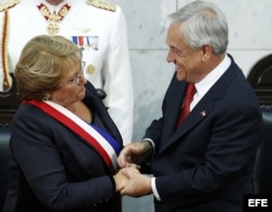 Bachelet es felicitada por su antecesor Piñera, durante la ceremonia de investidura en 2014.