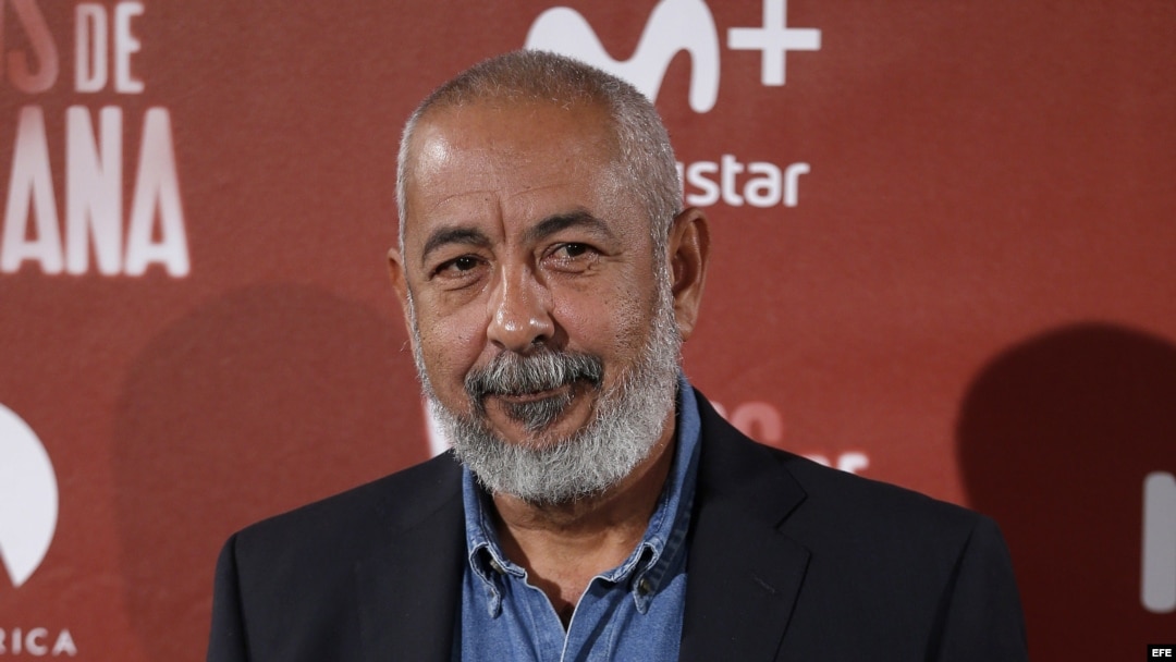 El escritor cubano Leonardo Padura posa hoy durante el photocall de "Vientos de la Habana", el nuevo largometraje de Félix Viscarret que se inspira en sus novelas. EFE