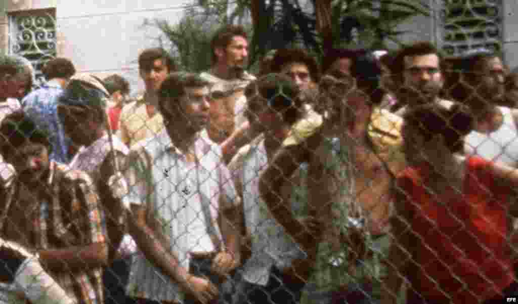 La madrugada del 4 de abril la dictadura responde con desprecio: retira a los guardias revolucionarios del local donde miles de disidentes sueñan ya con la libertad y les dice, por radio y altavoz, que pueden irse del país si les da la gana.