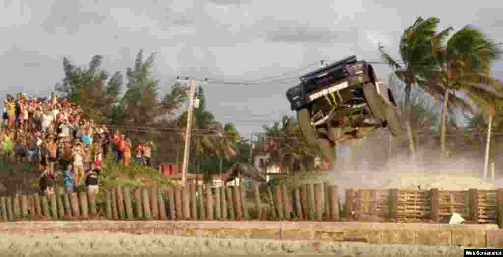 El piloto estadounidense BJ Baldwin recorrió La Habana con su Trophy Truck, un camión de 850 caballos de fuerza. &nbsp;