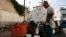 Un cubano llena tanques de agua de una pipa en La Habana. REUTERS/Norlys Pérez