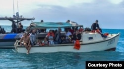 Balseros cubanos son interceptados por la Guardia Costera de EEUU a su arribo al sur de Florida. (Foto: USCG)