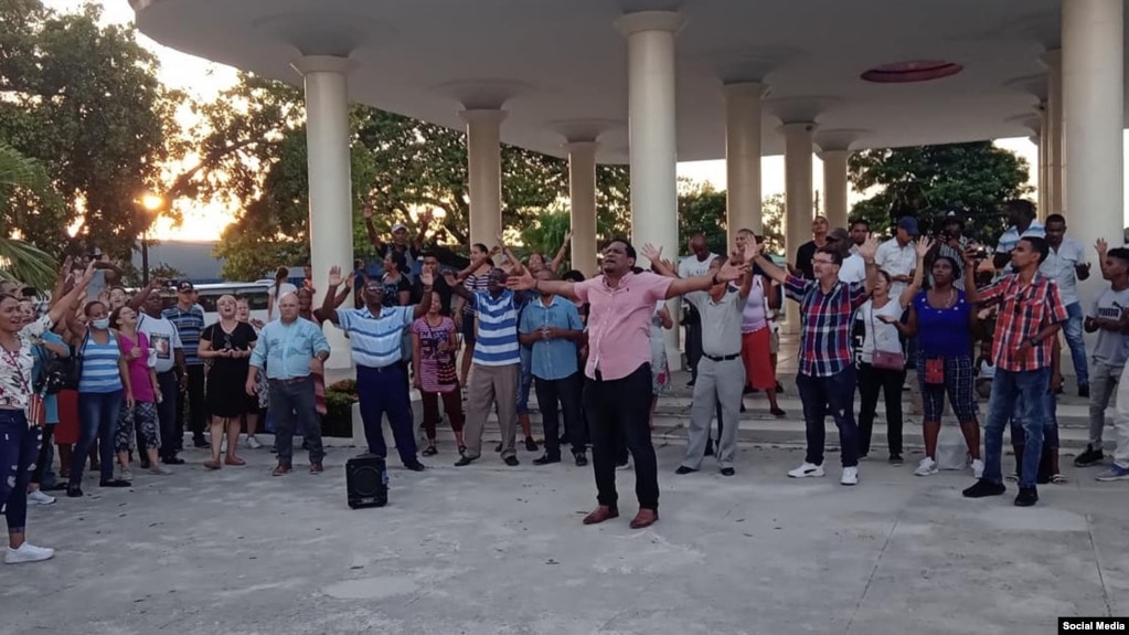 Religiosos rezan por la sanación de Cuba en la plaza de la Virgen del Camino.
