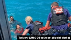 Migrantes siendo repatriados por la Guardia Costera de Estados Unidos. 