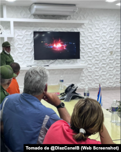 Autoridades cubanas miran en la televisión la magnitud del incendio en la Base de Supertanqueros de Matanzas.