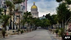 Vista del Paseo del Prado, con el Capitolio al fondo, en La Habana, Cuba. (Yamil LAGE / AFP)