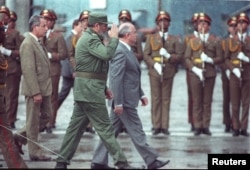 Gorbechev y Fidel Castro en la ceremonias de bienvenida en el aeropuerto José Martí el 2 de abril de 1989.