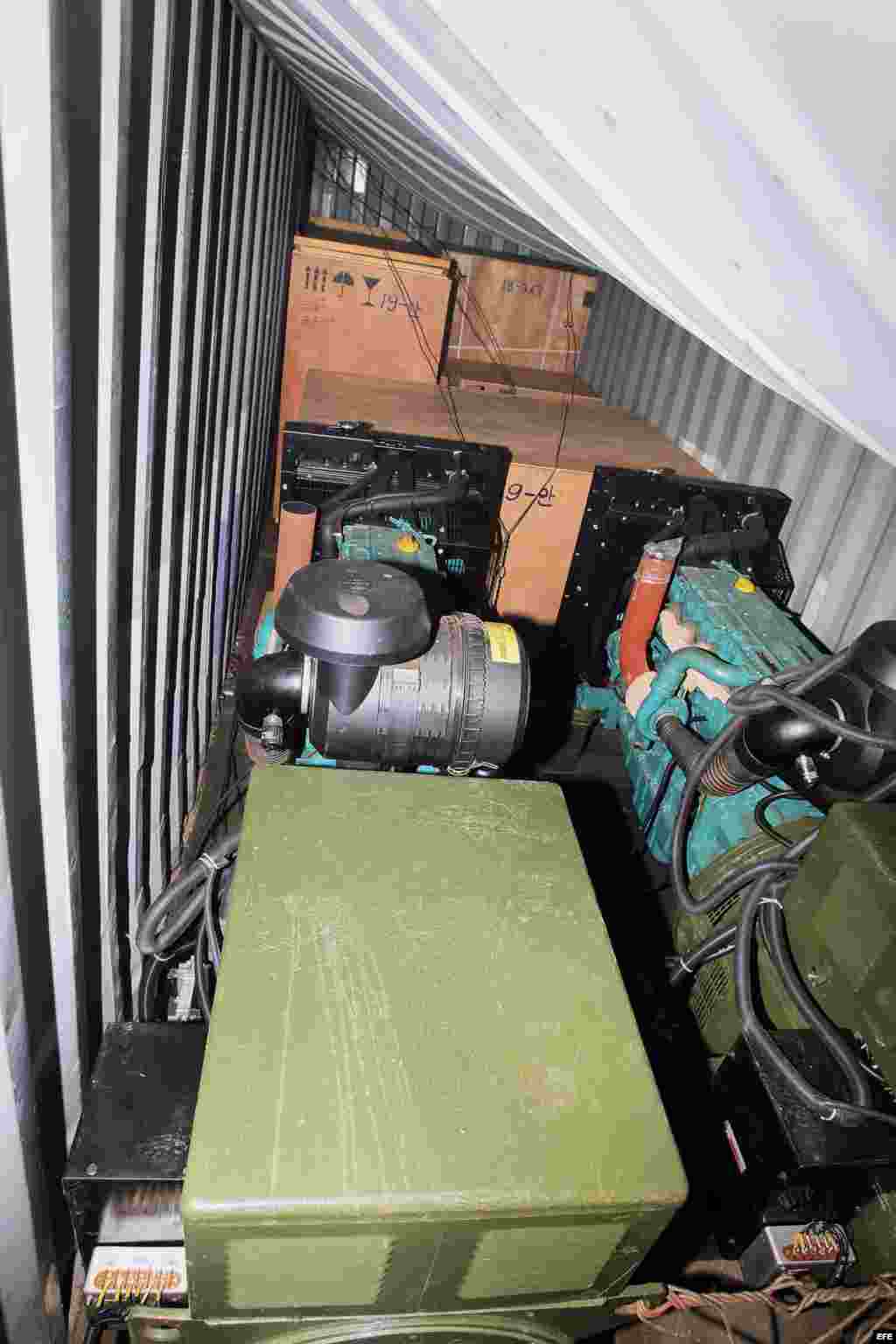 Vista de material presumiblemente bélico hoy, martes 16 de julio de 2013, dentro de un contenedor del barco norcoreano Chong Chon Gang, atracado en el muelle de Manzanillo de la caribeña ciudad de Colón, Panamá. Las autoridades de Panamá dijeron hoy que p