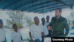 Fidel Castro durante la limpieza y preparación de la pesca del día en Cayo Piedra del Sur. 
