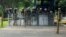 Miembros de la Guardia Nacional custodian la entrada a la cárcel de Los Llanos, en el estado de Portuguesa, Venezuela, el 2 de mayo del 2020.