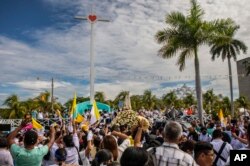 Cientos de fieles participan en una procesión a la catedral de Managua, Nicaragua, el sábado 13 de agosto de 2022