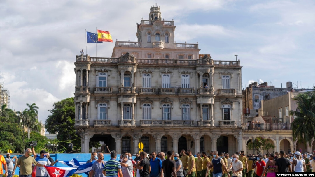 Agentes de civil y soldados frente a la embajada de España en Cuba el 11 de julio de 2021. En el Palacio de Velasco los españoles residentes en la isla podrán votar en las elecciones municipales, autonómicas y nacionales previstas para este año.