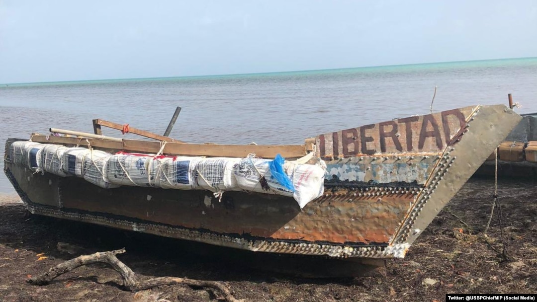 Embarcación en la que migrantes cubanos llegaron a las costas de la Florida.