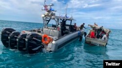 Guardacostas estadounidenses detienen a una embarcación r´sutica cerca de Marquesas Keys, en el sur de la Florida. (Foto: @USCGSoutheast)