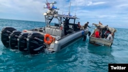 Guardacostas estadounidenses detienen a una embarcación con cubanos a bordo cerca de Marquesas Keys, en el sur de la Florida. (Foto: @USCGSoutheast/Archivo)