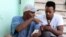  Dos personas navegan por la internet en un dispositivo móvil hoy, viernes 3 de julio del 2015, en una de las zonas habilitadas con Wifi en La Habana (Cuba).