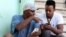  Dos personas navegan por la internet en un dispositivo móvil hoy, viernes 3 de julio del 2015, en una de las zonas habilitadas con Wifi en La Habana (Cuba).