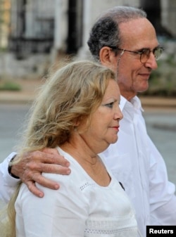 El disidente cubano Héctor Maceda y su esposa, Laura Pollán —líder de las Damas de Blanco—, llegan a una reunión con el expresidente estadounidense Jimmy Carter en La Habana, el 30 de marzo de 2011. REUTERS/Desmond Boylan