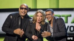 La presentadora Ana María Polo junto a Alexander Delgado y Randy Malcom Martínez, integrantes de la banda Gente de Zona, ganadora del premio Dúo o Grupo Favorito, en la primera edición de los Premios Latin American Music Awards 2015.