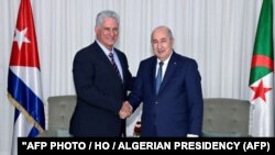 Miguel Díaz-Canel saluda al presidente de Argelia Abdelmadjid Tebboune, en Argel, el 17 de noviembre de 2022.